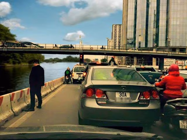 Theo xác minh từ Đội tuyên truyền Phòng CSGT Hà Nội, người đi vệ sinh giữa đường tên là Phan Anh T., sinh năm 1984, ở Bạch Mai, Hai Bà Trưng, Hà Nội. Do vừa uống bia, nước ngọt, cafe... trên đường về nhà do quá "mót" nên đã tự động mở cửa sau xe của bạn đang lái, đứng giữa đường vạch "của quý" ra hành sự.