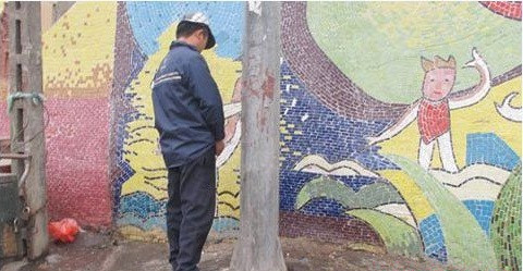 Những hành động như thế này tàn phá nặng nề cảnh quan chung trên đường phố của Thủ đô và nhiều thành phố khác ở Việt Nam.