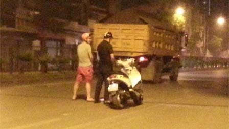 Tận dụng đường phố đêm muộn vắng người, hai thanh niên trơ trẽn dựng xe máy, đứng tiểu tiện giữa lòng đường tạo nên một hình ảnh không thể chấp được. Thậm chí bức ảnh này còn được lan truyền trên một vài trang web nước ngoài với ý chê bai ý thức chung của người Việt Nam.