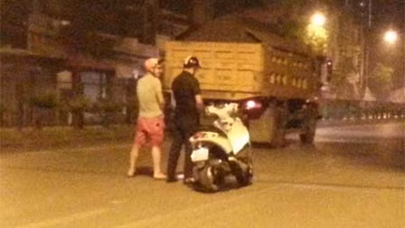 Tận dụng đường phố đêm muộn vắng người, hai thanh niên trơ trẽn dựng xe máy, đứng tiểu tiện giữa lòng đường tạo nên một hình ảnh không thể chấp được. Thậm chí bức ảnh này còn được lan truyền trên một vài trang web nước ngoài với ý chê bai ý thức chung của người Việt Nam.