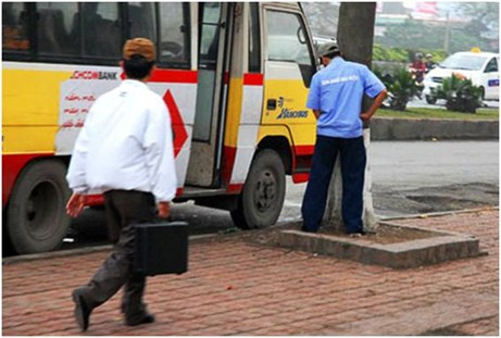 Tài xế xe buýt vừa về đến trạm trung chuyển đã tìm đến ngay gốc cây để "giải quyết". Tiểu tiện bừa bãi, mọi lúc mọi nơi tuy là hình ảnh rất xấu xí, nhưng không thể phủ nhận rằng nó đã trở thành một điều rất quen thuộc tại Việt Nam.