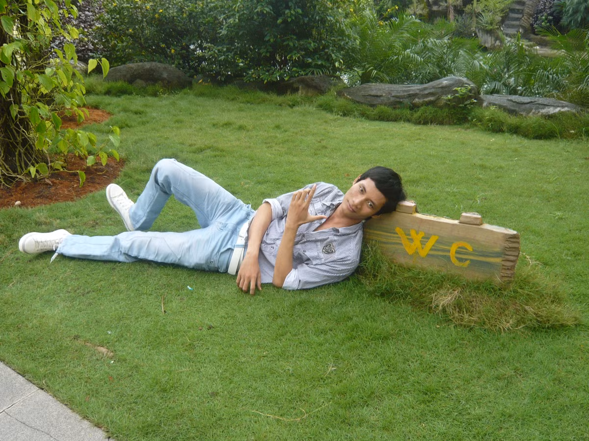 Mặc sự cười chê, Chinh vẫn hằng ngày đến trường học tập đều đặn, và làm thêm kiếm thu nhập trang trải cho chuyện học hành. Chiếc laptop là đồ dùng giá trị nhất cuộc đời sinh viên của Đặng Tuấn Chinh do mẹ Chinh chạy vạy, vay tiền để mua cho cậu.