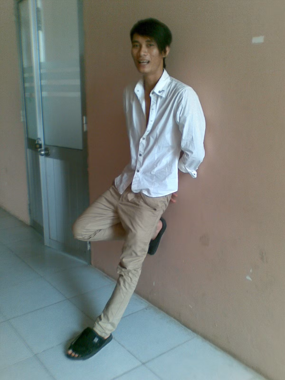 Những năm tháng trên giảng đường, Chinh vẫn bị bạn bè xa lánh và dè bỉu vì nhan sắc xấu xí, gia cảnh nghèo khó. Lý do dễ hiểu, bởi trường Cao đẳng Văn hóa Nghệ thuật là cái lò của vô số mỹ nam, mỹ nữ con nhà giàu, kẻ lạc loài như Chinh bị hắt hủi là điều hiển nhiên.