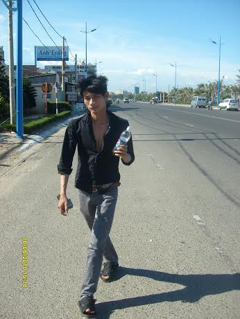 Gia đình Chinh nằm trong danh sách những hộ nghèo "bền vững" của địa phương. Trong suốt những năm tháng ngồi trên ghế nhà trường, kể cả giảng đường cao đẳng, chàng trai chưa bao giờ có lấy được vài chục ngàn.