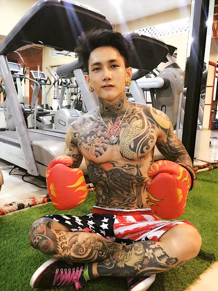  A Đây Rồi: Hot boy xăm trổ Hoàng Anh trong suốt thời gian vừa qua luôn tự nhận mình là một... dân chơi. Dù không bao giờ thừa nhận mình là người khoe của nhưng trong các clip của mình, chàng trai quê gốc Rạch Giá này lại luôn thể hiện điều ngược lại. Hoàng Anh từng khoe đã xăm mình hết 200 triệu, trong nhà có rất nhiều hàng hiệu, laptop, ipad nhiều vô số. Trong các clip của mình, chàng trai trẻ luôn khoe các món đồ và nêu giá hàng chục, hàng trăm triệu đồng khiến ai cũng khó chịu.