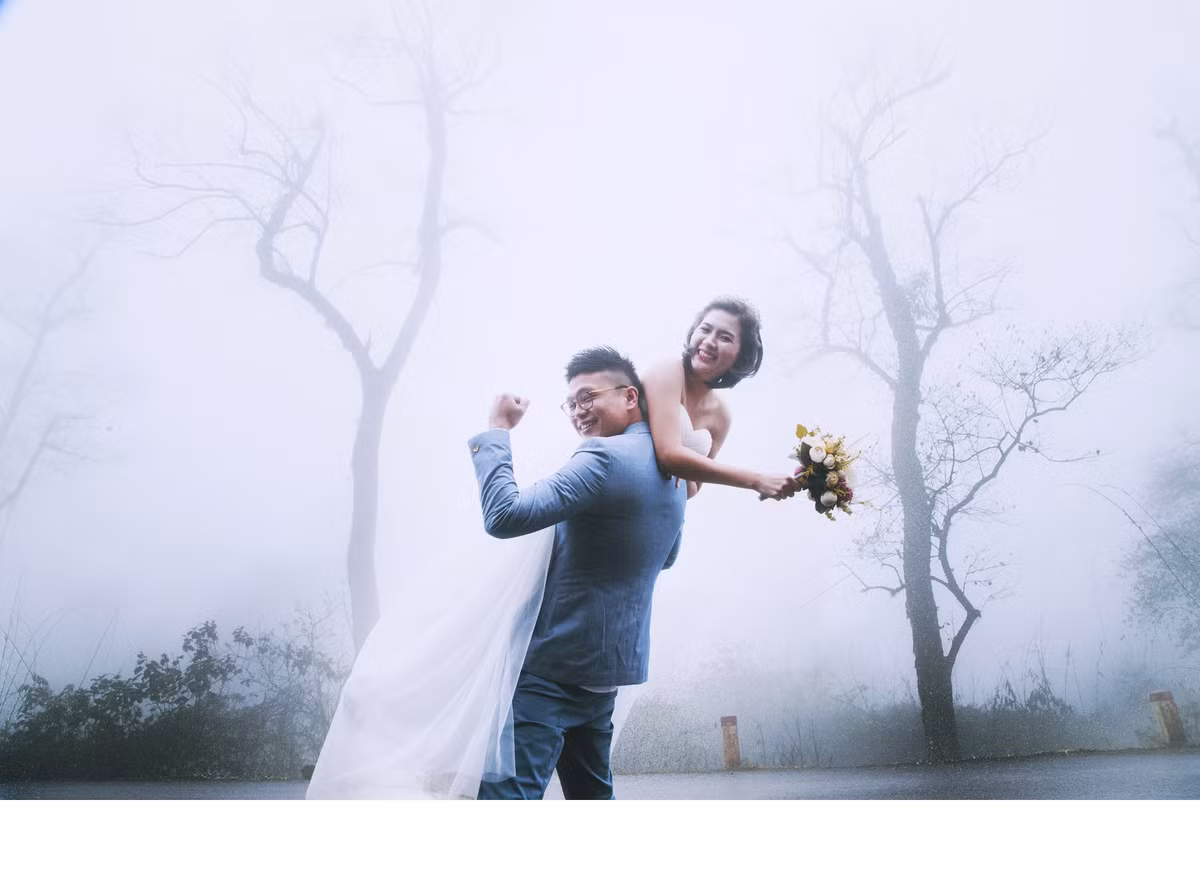 Xuyên suốt bộ ảnh là sự đối lập giữa không gian của Thủ đô Hà Nội “phố nhỏ, ngõ nhỏ” với những gánh hàng giản dị và sự bao la, trùng điệp của núi đá tại cao nguyên Mộc Châu.