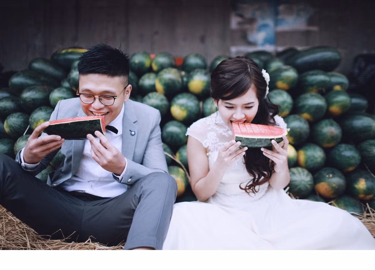 Trong 3 ngày liên tục, đôi bạn trẻ đến từ Hong Kong đã cùng cả ekip rong ruổi khắp các nẻo đường tại hai tỉnh thành Hà Nội và Mộc Châu (Sơn La) để chụp ảnh cưới, ghi lại những khoảnh khắc đẹp.