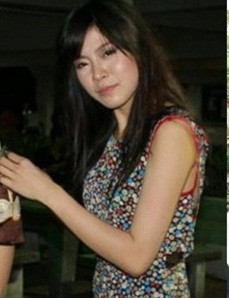 Khuôn mặt thật của Aee Nipaporn trước khi phẫu thuật khá thô và không được tươi tắn, xinh đẹp như hiện tại.