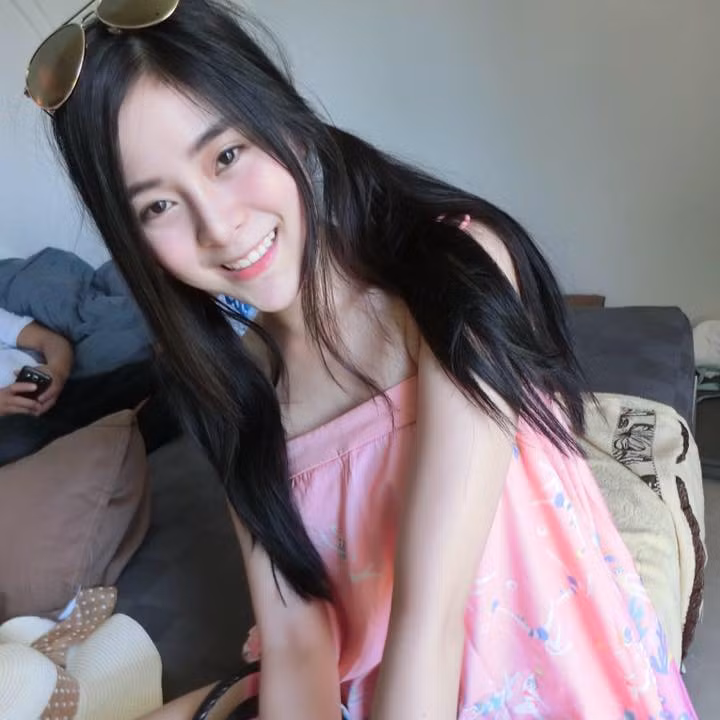 "Không thể phủ nhận vẻ đẹp của Phạm Băng Băng, tuy nhiên "đập phá" khuôn mặt để xinh như cô ấy thì hơi quá". Một bình luận của fan hâm mộ khi biết sự thật về nhan sắc của Aee Nipaporn.