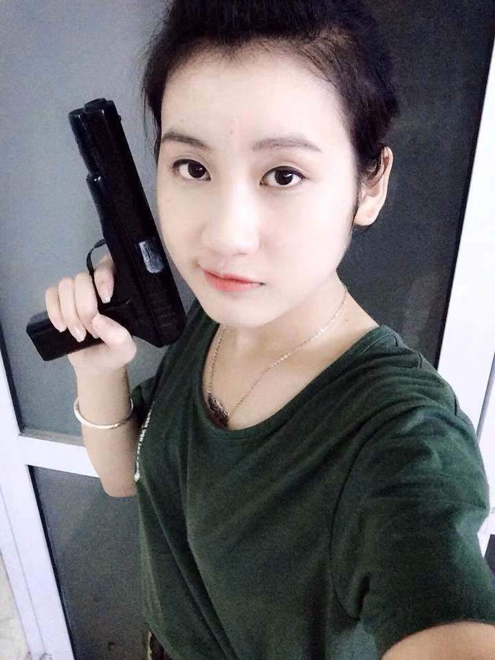 Nguyễn Đặng Anh Phương, cô nàng nữ sỹ quan trường Đại học văn hóa nghệ thuật quân đội đang được cộng đồng mạng dành sự quan tâm đặc biệt trong thời gian qua. Anh Phương được nhắc đến với hình tượng của cô lính xinh đẹp, đa tài và rất "chăm ngoan" của trường Quân đội.