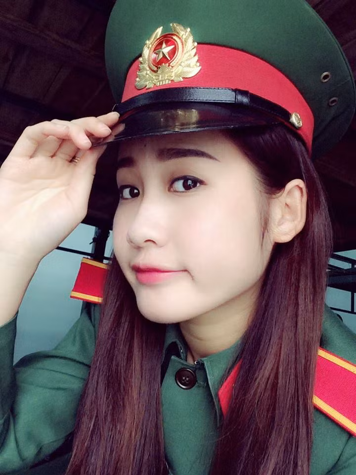 Theo thông tin tìm hiểu, Nguyễn Đặng Anh Phương hay còn được mọi người gọi với cái tên Phương Lion. Cô nàng sinh năm 1995, quê ở Hương Khê, Hà Tĩnh.