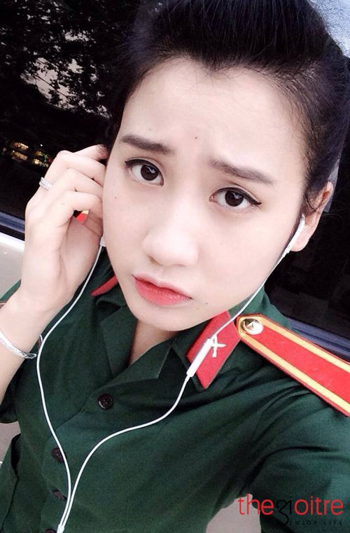 Theo chia sẻ của cô lính 9X, cấp bậc hiện nay của cô là hạ sĩ quan.