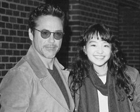 Có được các bức hình y như thật cùng người nổi tiếng, cô nàng 17 tuổi đã phải nghiên cứu và lựa chọn trang phục của bản thân và màu sắc ảnh sao cho nền bức ảnh được hài hòa, thống nhất và không bị lộ liễu.