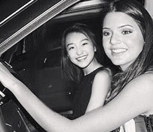 Hình ảnh chỉnh sửa ngồi cùng xe với những người giàu có và nổi tiếng, Dara đã có chuyến đi với Kendall Jenner.