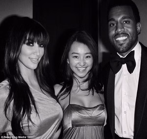 Dara Phùng đứng giữa Kim Kardashian và Kanye West. Để tạo được bức ảnh ghép hoàn hảo như thế này, cô nữ sinh gốc Việt đã ghép khuôn mặt của cô lên cơ thể của Kourtney Kardashian.