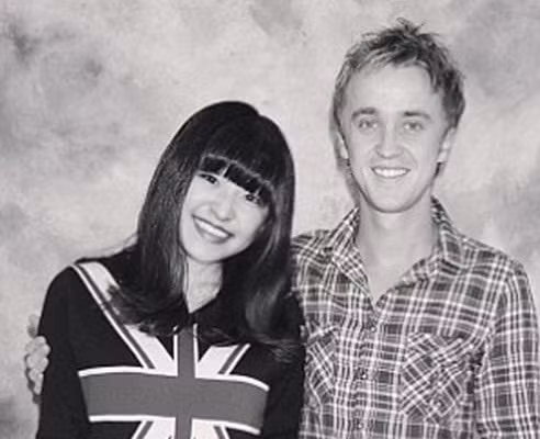 Bật bí về việc ghép ảnh cùng người nổi tiếng. Dara Phùng cho biết, cô bắt đầu sửa mình thành hình ảnh xuất hiện với người nổi tiếng như một trò đùa để chia sẻ với các bạn cùng lớp của cô khi cô 16 tuổi. Tất cả bạn bè đều tin những bức ảnh đó là thật.