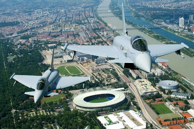 Tiêm kích Tyhoon được thiết kế với kiểu dáng khác biệt rất lớn với Su-35 với kiểu cánh tam giác kết hợp cánh mũi cung cấp khả năng linh hoạt cao, lực cản thấp, tăng lực nâng.