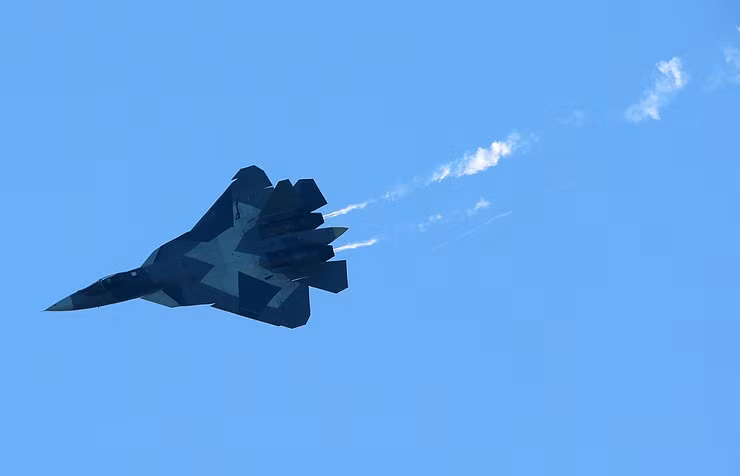 Chuyến bay thử đầu tiên của Su-57 diễn ra tháng 1/2010 tại Komsomolsk-on-Amur sau nhiều lần trì hoãn. Su-57 từng được triển khai tới Syria hồi tháng 2/2018 và giữa tháng 12/2019 để kiểm tra hoạt động và thử nghiệm.