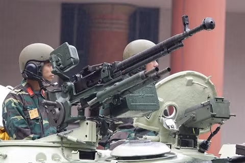 Kip lai xe tang T-54M Viet Nam duoc trang bi mu chong dan chuan NATO-Hinh-2