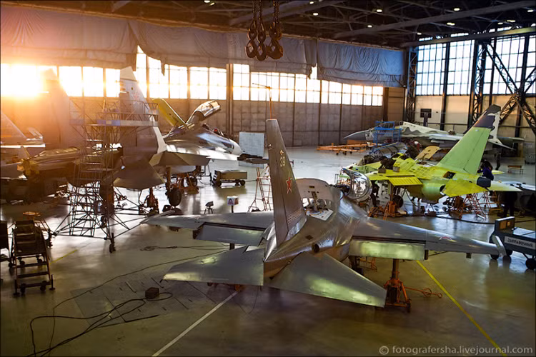 Theo thống kê kể từ cuối năm 2012 tới cuối năm 2017, trong thời gian chưa tới 5 năm Không quân Nga đã tiếp nhận 100 máy bay Su-30SM mới, trong đó hầu hết là đến từ nhà máy Irkutsk. Nguồn ảnh: fotografersha.