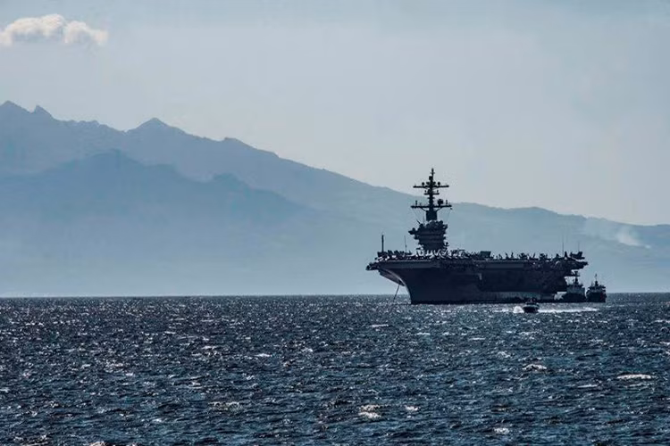 Tàu sân bay USS Carl Vinson (CVN 70) neo đậu ngoài bờ biển TP cảng Manila. Nguồn ảnh: US Navy.