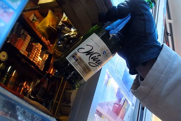 10. Uống rượu bia trên phố hay trong công viên. Luật Nga hiện nay cấm điều này. Mức phạt cũng là từ 500-1.500 ruble (tương đương 9-26 USD).