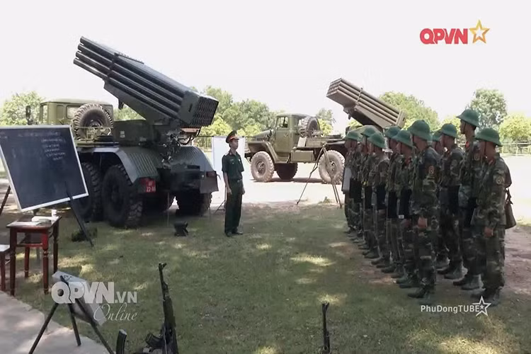 Dù vậy nổi tiếng nhất trong số pháo phản lực Việt Nam sử dụng vẫn là BM-21 Grad, hệ thống MLRS phổ biến nhất trên thế giới hiện nay, kết cấu bao gồm giàn phóng đạn phản lực 40 nòng cỡ 122 mm chia làm 4 tầng (4x10 ống) đặt trên khung xe tải Ural-375D hoặc Ural-4320. Nguồn ảnh: QPVN.