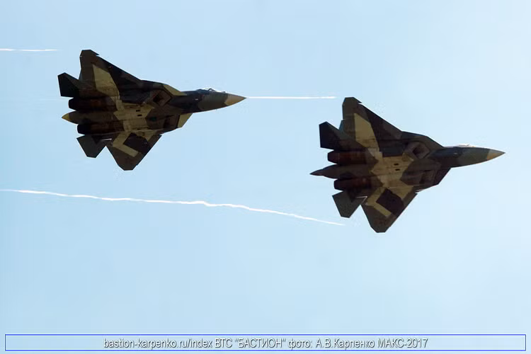 Theo kế hoạch Không quân Nga dự định sẽ biên chế chính thức những chiếc Su-57 đầu tiên trong cuối năm nay hoặc đầu năm 2019, do đó sự xuất hiện của Su-57 tại Syria được đánh giá là một phép thử quan trọng cho dòng chiến đấu cơ đặc biệt này. Nguồn ảnh: bastion-karpenko.