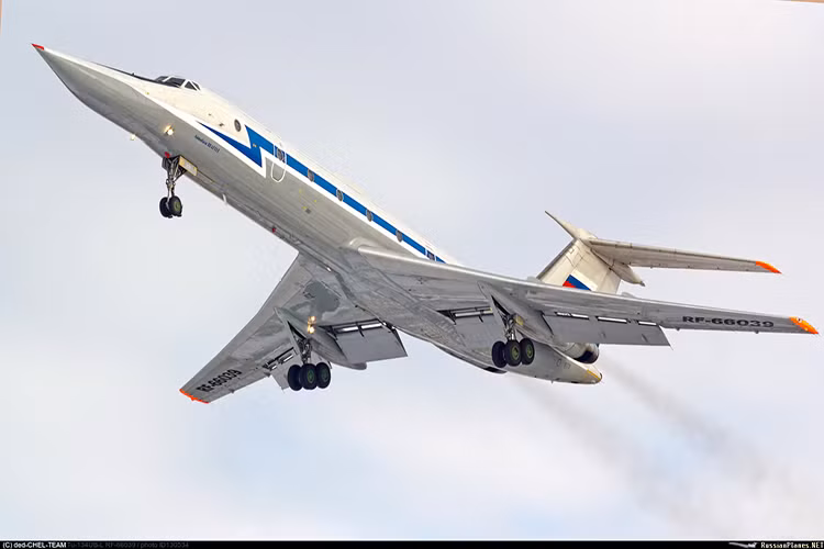 Do đó khá dễ hiểu khi Nga quyết định giao cho Belarus nâng cấp những chiếc Tu-134UBL (số lượng chưa xác định) của nước này, đây cũng là một cách để Nga vừa giảm tải cho các nhà máy công nghiệp hàng không trong nước, vừa đảm bảo thời gian hoàn thành các chương trình hiện đại hóa trang bị theo đúng lộ trình. Nguồn ảnh: russianplanes.net