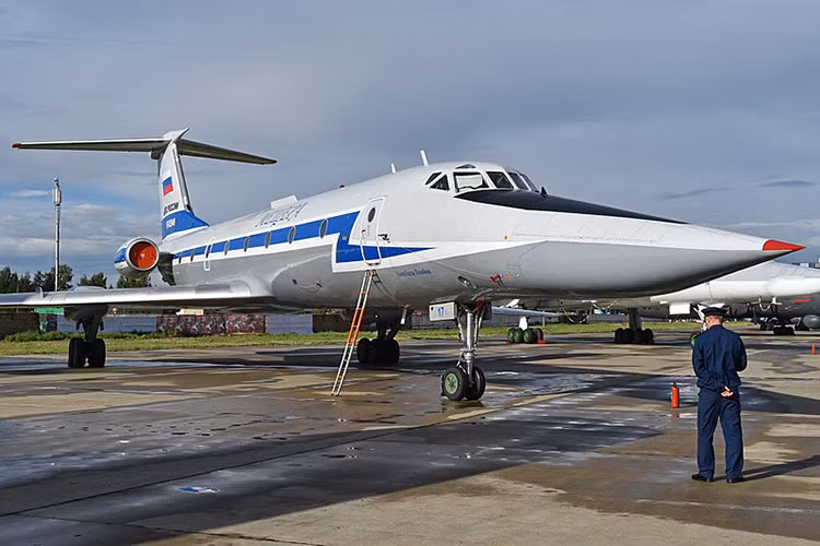 Theo đó, một chiếc Tu-134UBL có phi hành đoàn gồm 4 người và có thể chở theo tối đa 12 học viên. Tầm hoạt động của Tu-134UBL chỉ hơn 2.000km và có tốc độ bay trung bình 890km/h nhờ vào hai động cơ phản lực D-30 3 series. Nguồn ảnh: Wikimedia.