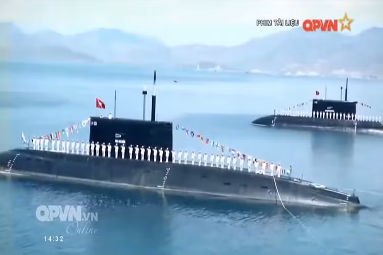 Theo đó những hình ảnh hiếm hoi bên trong tàu ngầm Kilo Việt Nam trong quá trình hoạt động trên biển và cả trong diễn tập bắn đạn thật trong năm 2017, bất ngờ xuất hiện trong phim tàu liệu “Một số hình ảnh huấn luyện diễn tập năm 2017” do kênh truyền hình QPVN sản xuất. Nguồn ảnh: QPVN.