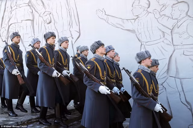 Trong cuộc diễu hành, khoảng 1.500 binh lính Nga trong quân phục thời Thế chiến II và quân phục hiện đại tham gia cuộc diễu binh cùng nhiều xe tăng và máy bay.