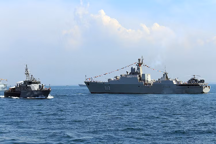 Tàu được trang bị hệ thống hỏa lực hiện đại gồm tổ hợp tên lửa hành trình chống hạm Uran-E (8 quả), tổ hợp phòng không Palma-SU, pháo hạm AK-176M, pháo phòng không 6 nòng AK-630. Đặc biệt, trên cặp tàu thứ 2 sắp bàn giao sẽ tích hợp bệ phóng ngư lôi để tăng khả năng tác chiến chống tàu ngầm bên cạnh việc sử dụng trực thăng Ka-28. Nguồn ảnh:Hải quân Việt Nam.