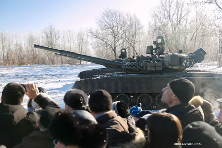 Việc diễu binh hay triển lãm vũ khí là những sự kiện bình thường kỷ niệm 100 năm thành lập Hồng quân Liên Xô trên khắp nước Nga. Thế nhưng, việc Quân đội Nga đóng tại TP Ivangrod, tỉnh Leningrad triển lãm dàn vũ khí hiện đại gần biên giới với Estonia – quốc gia thành viên NATO nhân kỷ niệm hồng quân là việc làm khiến các nước phương Tây “ngậm bồ hòn làm ngọt”. Nguồn ảnh: Arms-Expo