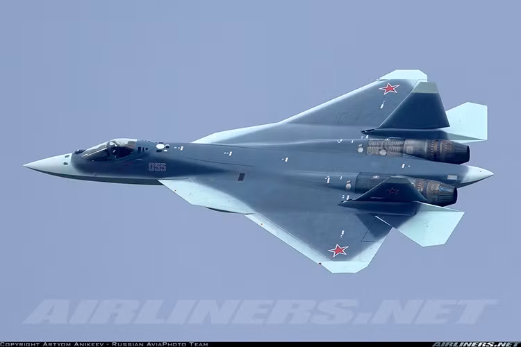 Theo công bố của Bộ Quốc phòng Nga, từ năm 2010 đến năm 2017, Sukhoi đã cho ra đời khoảng 10 nguyên mẫu PAK FA T-50 tên gọi trước đó của Sukhoi Su-57, và bản thân các nguyên mẫu này cũng không đồng nhất khi có thiết kế thay đổi qua từng giai đoạn khác nhau. Nguồn ảnh: AP.