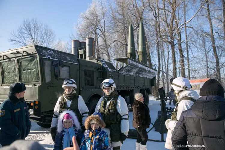 Tên lửa đạn đạo Iskander-M cũng có mặt ở đây. Loại vũ khí này đã bao lần khiến các nước NATO sôi sục mỗi khi nó áp sát biên giới một quốc gia thân thiết phương Tây. Nguồn ảnh: Arms-Expo