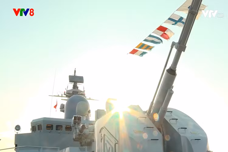 Trên các tàu Gepard 3.9, bộ đôi AK-176 và Palma-SU là hai vũ khí phòng vệ mạnh nhất của lớp tàu hộ vệ này. Trong đó, tổ hợp vũ khí đánh chặn tầm gần Palma-SU được trang bị song song pháo phòng không 30mm AO-18KD và tên lửa phòng không tầm thấp 9M311 Sosna-R. Nguồn ảnh: VTV8.