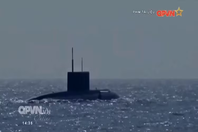 Cần phải nói thêm là tàu ngầm Kilo là loại tàu ngầm tấn công thông thường thuộc lớp hiện đại hàng đầu của thế giới, còn được gọi với biệt danh " Hố đen" trong lòng đại dương do khả năng hoạt động cực êm, khó bị phát hiện. Chính vì đó mà Kilo được xem là một trong những vũ khí răn đe chiến lược của quân đội ta. Nguồn ảnh: QPVN.