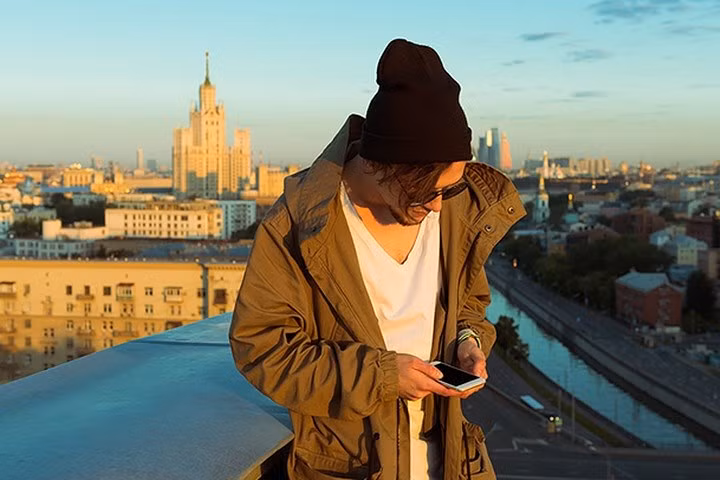 3. Mua điện thoại khi dạo phố. Ai đó trên phố đề nghị bán cho bạn chiếc iPhone mới vì họ đang cần tiền gấp. Nhiều khả năng đó là hàng... ăn cắp. Nếu muốn mua thì hãy vào đúng cửa hàng điện thoại di động.