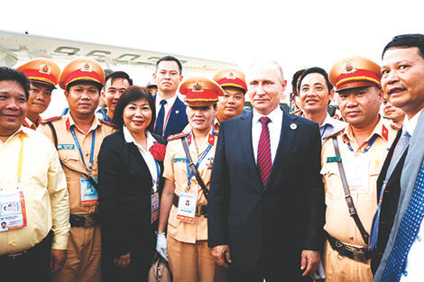 Tổng thống Nga Vladimir Putin cùng các chiến sĩ CSGT Việt Nam.