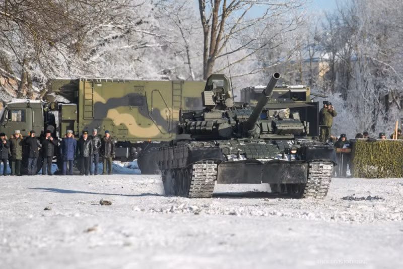 Trong ảnh, xe tăng T-80BV đang thực hiện bài thao diễn. Nguồn ảnh: Arms-Expo