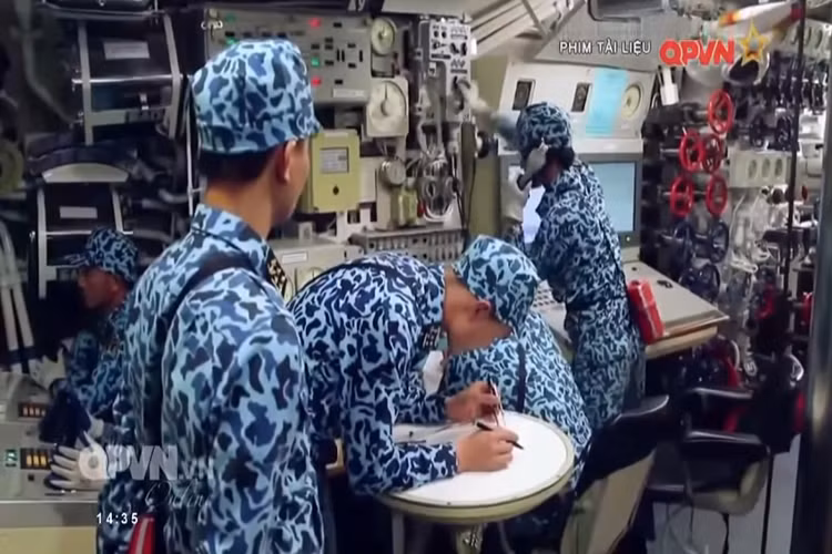 Không khí bên trong khoang chỉ huy trên tàu ngầm tấn công hiện đại nhất của Hải quân Nhân dân Việt Nam. Nguồn ảnh: QPVN.