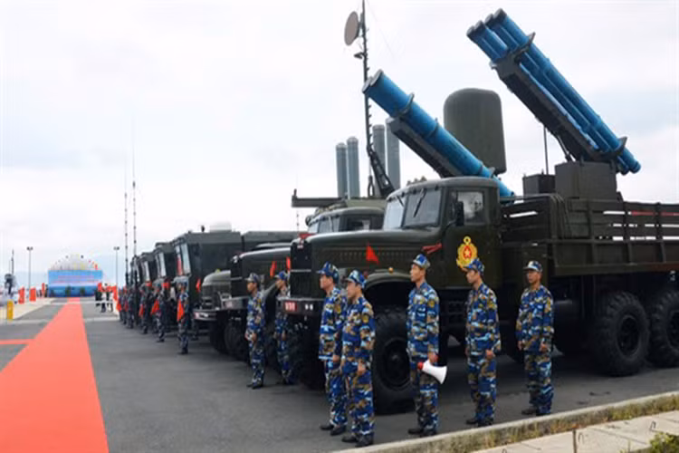 Đầu đạn của EXTRA được trang bị hệ thống dẫn đường quán tính kết hợp với dẫn đường bằng vệ tinh, có sai số khá thấp trong phạm vi 10 mét, hầu hết các biến thể của EXTRA đều được triển khai từ các bệ phóng di động hoặc cố định trên mặt đất. Nguồn ảnh: Soha.