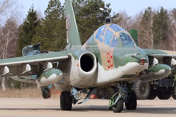 Su-25 ra đời vào thời Xô viết, với nhiệm vụ yểm trợ cho lục quân Liên Xô.