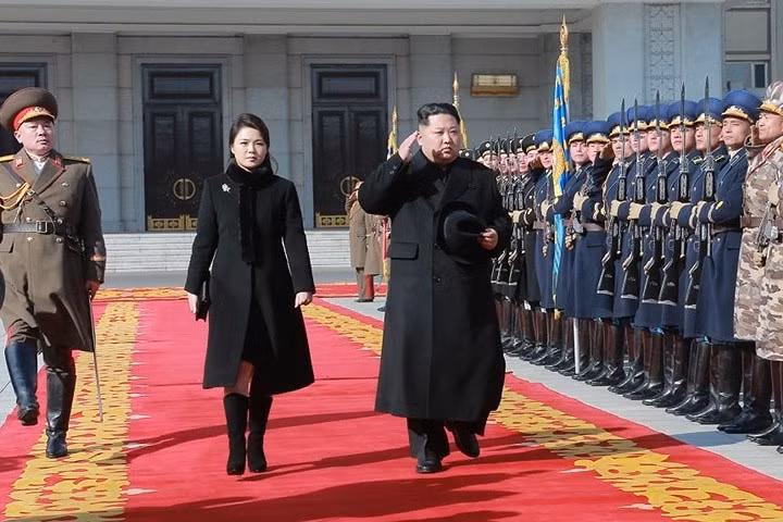 Ông Kim Jong-un và phu nhân Ri Sol-ju duyệt đội danh dự trước khi theo dõi buổi diễu binh trên quảng trường Kim Nhật Thành (Kim Il-sung) vào ngày 8/2.