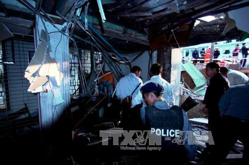 Cảnh sát điều tra tại hiện trường vụ nổ bom ở Lashio ngày 21/2. Ảnh: THX/TTXVN