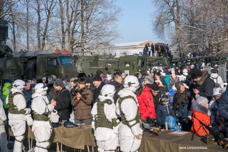 Hôm 22/2, Quân đội Nga đóng tại Ivangorod tập trung dàn xe tăng, pháo binh, tên lửa cực kỳ hiện đại và thao diễn quy mô gần biên giới với Estonia. Đáng chú ý, đây từng là một phần của Liên bang Xô Viết vĩ đại, sau năm 1991 chuyển hướng sang thân thiết với các nước phương Tây và đặc biệt tham gia vào khối quân sự NATO. Nguồn ảnh: Arms-Expo