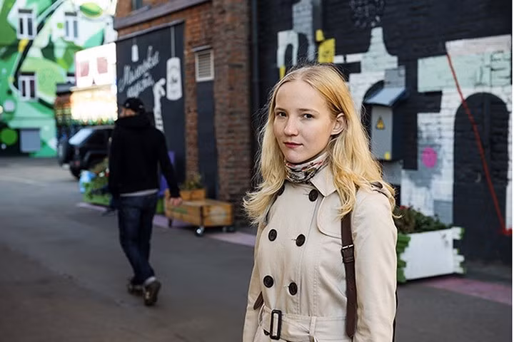 1. Cười quá nhiều với người lạ. Người Nga có xu hướng chỉ cười với những người thân quen và không thoải mái khi một người lạ cười với họ.