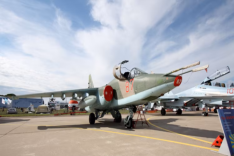 So với Su-25 thông thường các biến thể này được trang bị thiết bị điện tử và hệ thống vũ khí mới, trong đó có cả hệ thống áp chế điện tử Vitebsk-25 có thể sử dụng cho một máy bay hoặc một nhóm phi đội, giúp chống lại hệ thống radar hay các tên lửa không đối không của đối phương. Nguồn ảnh: Wikimedia.