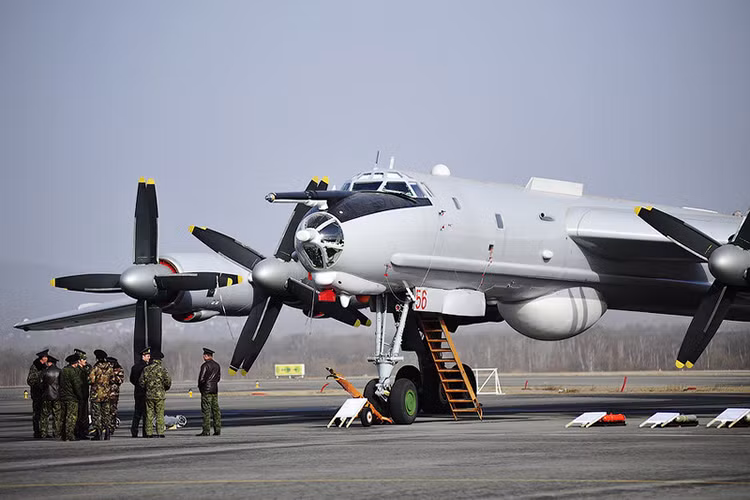 Do đó, Hải quân Nga đang đứng trước yêu cầu hiện đại hóa các phi đội chống ngầm của mình, ngoài ra họ cũng buộc phải đưa ra được các chương trình phát triển máy bay chống ngầm thế hệ mới. Và số lượng máy bay chống ngầm còn có thể hoạt động của Nga hiện tại vẫn còn nhiều bí ẩn. Nguồn ảnh: Global Military.